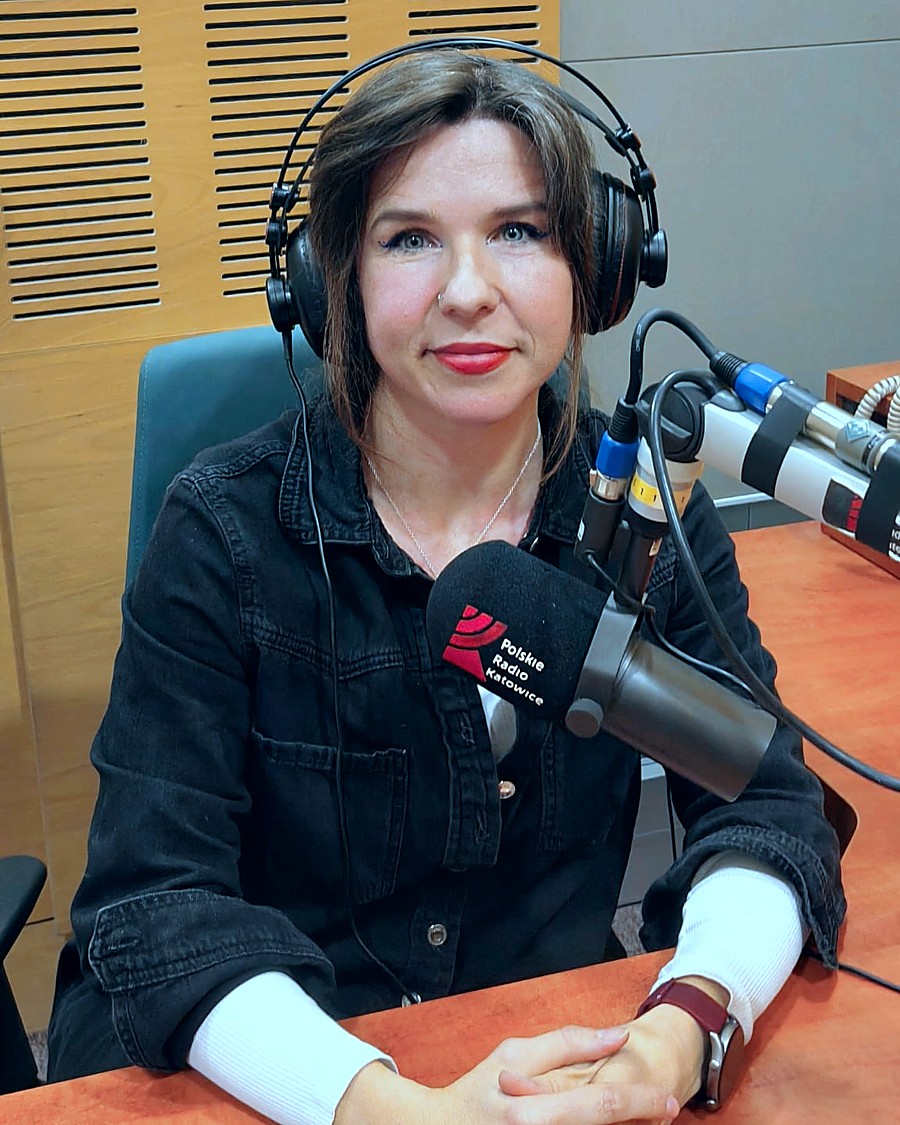 Marta Kwaśniewicz przy mikrofonie w studiu radiowym